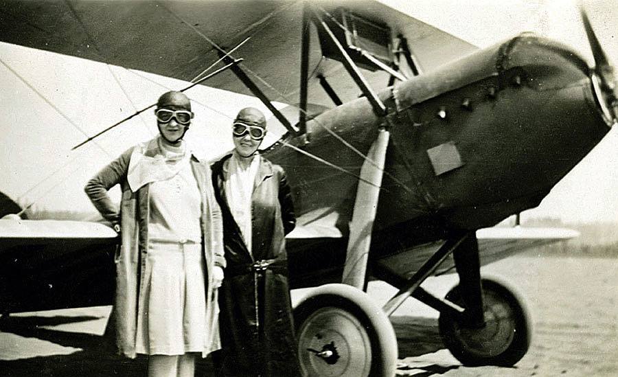 15 Foto bukti wanita sudah pandai bergaya di depan kamera sejak dulu