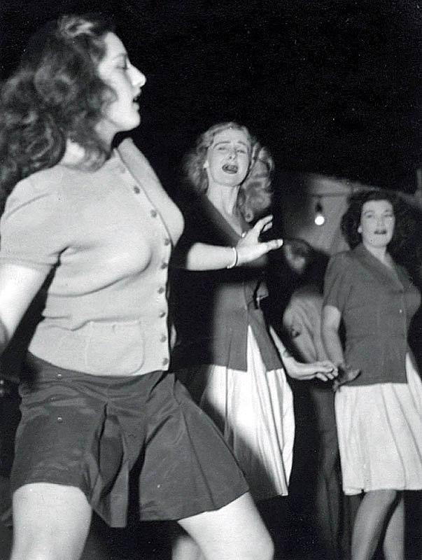 15 Foto bukti wanita sudah pandai bergaya di depan kamera sejak dulu