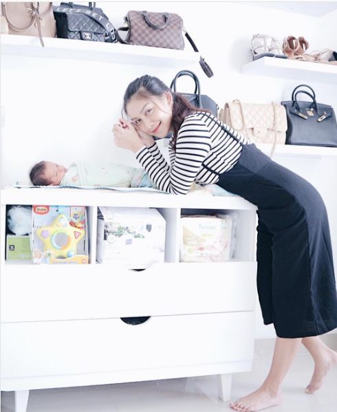 Potret kebahagiaan 5 seleb cantik yang jadi ibu baru di bulan April