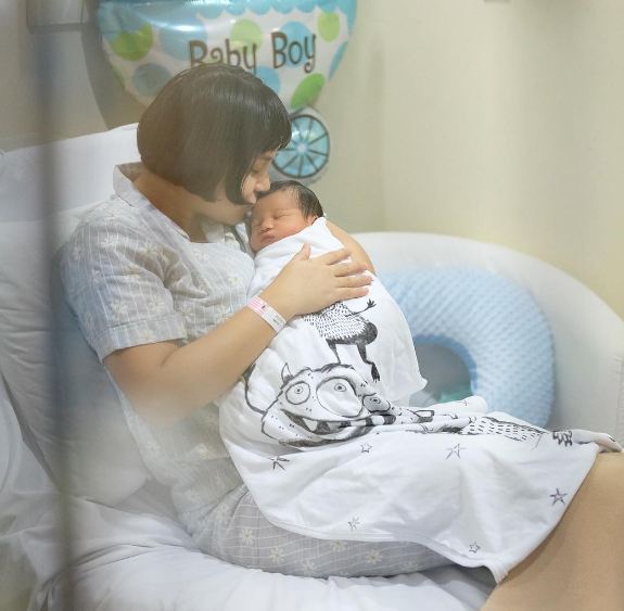 Potret kebahagiaan 5 seleb cantik yang jadi ibu baru di bulan April