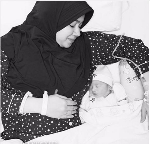 Potret kebahagiaan 5 seleb cantik yang jadi ibu baru di bulan April