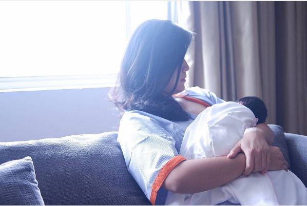 Potret kebahagiaan 5 seleb cantik yang jadi ibu baru di bulan April