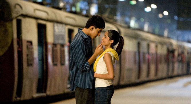 10 Foto transformasi pemeran Latika dewasa di film Slumdog Millionaire