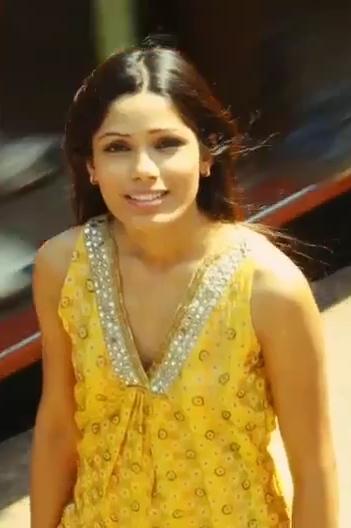 10 Foto transformasi pemeran Latika dewasa di film Slumdog Millionaire