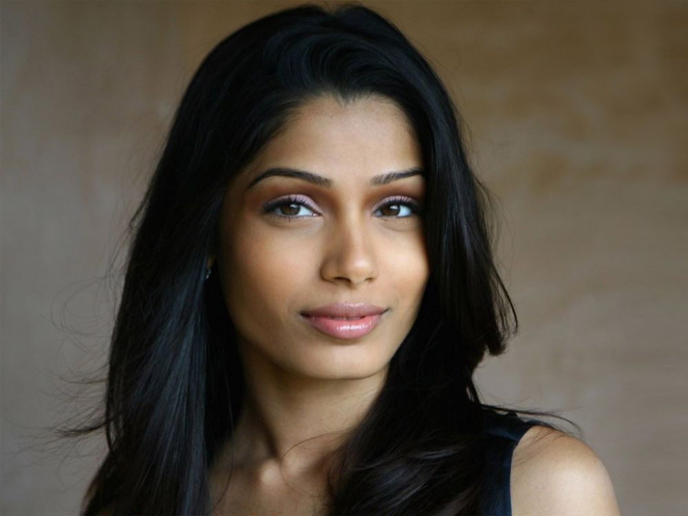 10 Foto transformasi pemeran Latika dewasa di film Slumdog Millionaire