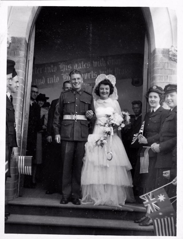 18 Foto kebahagiaan tentara PD II saat menikah, vintage abis