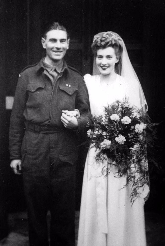 18 Foto kebahagiaan tentara PD II saat menikah, vintage abis