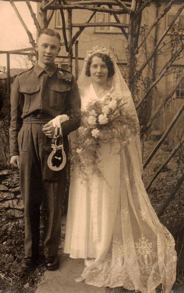 18 Foto kebahagiaan tentara PD II saat menikah, vintage abis