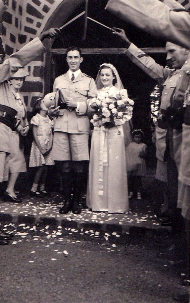 18 Foto kebahagiaan tentara PD II saat menikah, vintage abis