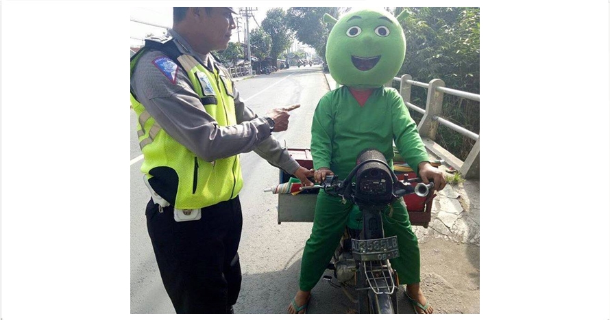 Penjual bakso tusuk berkostum unik ini ditegur polisi, salah apa ya?