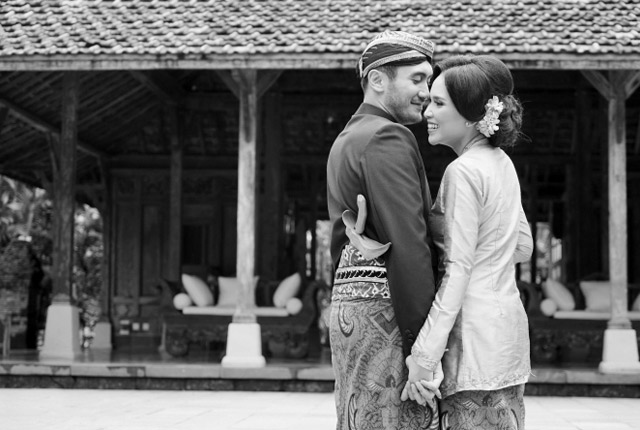 Inspirasi 10 foto prewedding tempo dulu, sulap kekunoan jadi kekinian