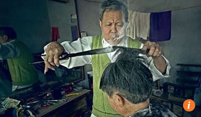 Alat yang digunakan pria ini untuk cukur rambut bikin melongo