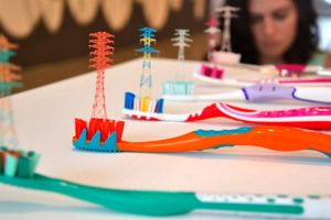 10 Karya seni keren ini terbuat dari sikat gigi, kamu juga bisa bikin