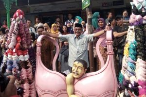 Kirab gunungan BH peresmian Pasar Klewer ini sita perhatian netizen