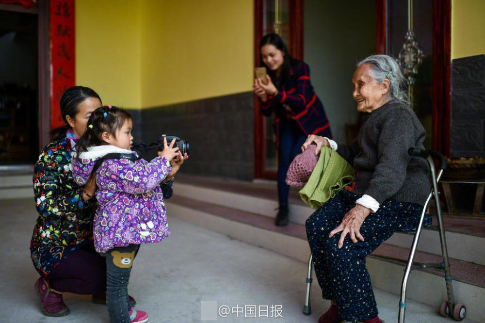 Sudah berusia 105 tahun, nenek ini masih aktif jadi fotografer