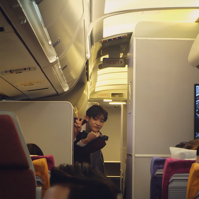 Pramugara ganteng ini jadi viral setelah terlihat kawal boyband 'BTS'