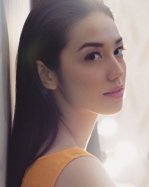 13 Seleb ini ternyata gemar membaca buku, makin ngefans nih! 