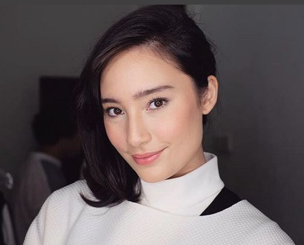 13 Seleb ini ternyata gemar membaca buku, makin ngefans nih! 