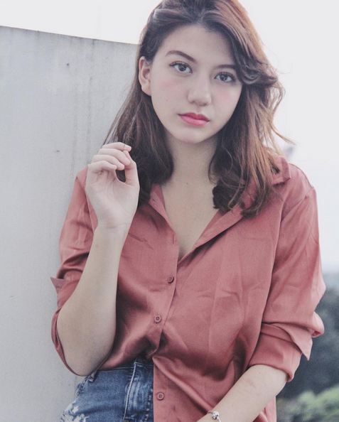 13 Seleb ini ternyata gemar membaca buku, makin ngefans nih! 