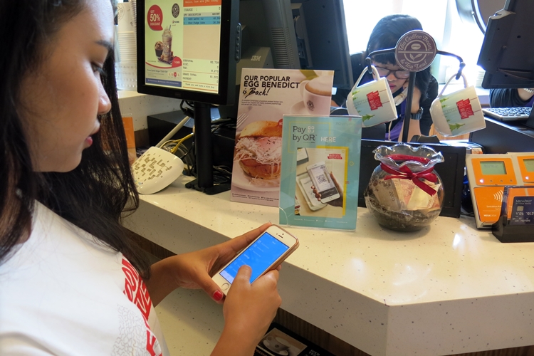 Beli es podeng di pedagang ini bayar lewat aplikasi ponsel, canggih!