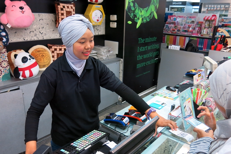 Beli es podeng di pedagang ini bayar lewat aplikasi ponsel, canggih!