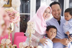 Jauh dari gosip, ini 10 potret bahagia keluarga komedian Denny Cagur