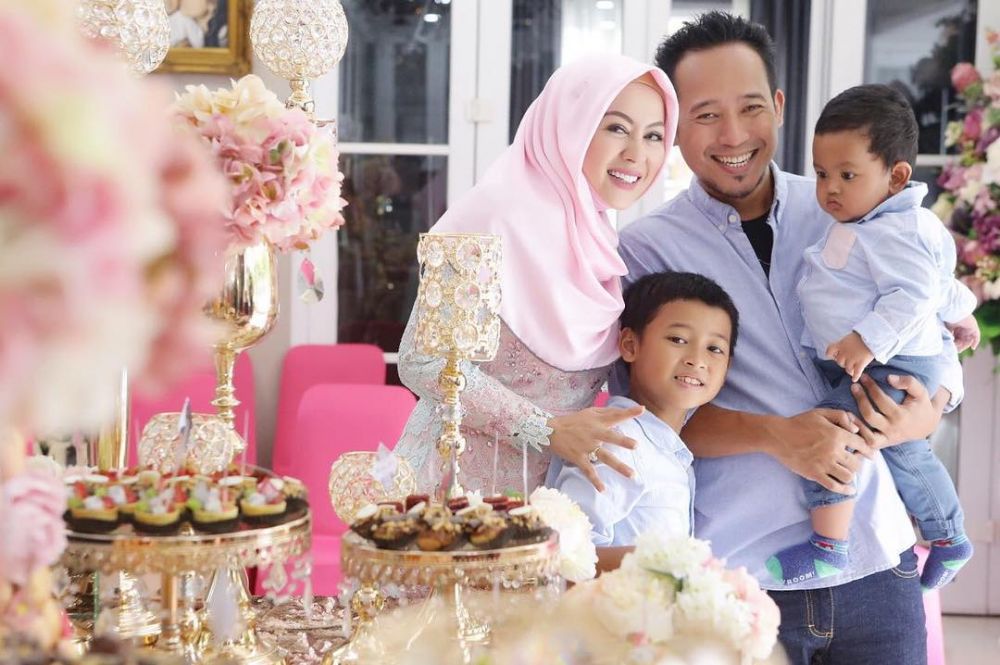Jauh dari gosip, ini 10 potret bahagia keluarga komedian Denny Cagur