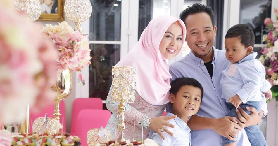 Jauh dari gosip, ini 10 potret bahagia keluarga komedian Denny Cagur