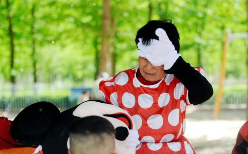 Kisah perjuangan hidup nenek berkostum Minni Mouse ini bikin terenyuh