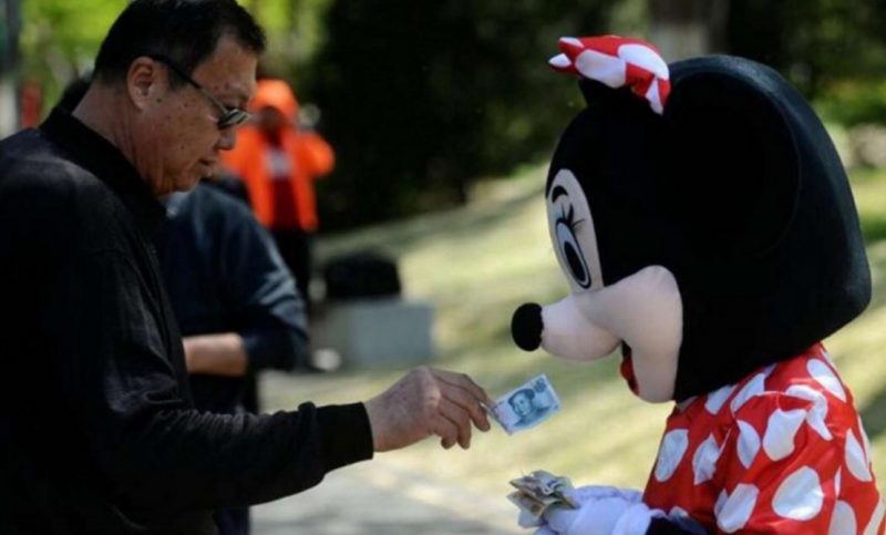 Kisah perjuangan hidup nenek berkostum Minni Mouse ini bikin terenyuh