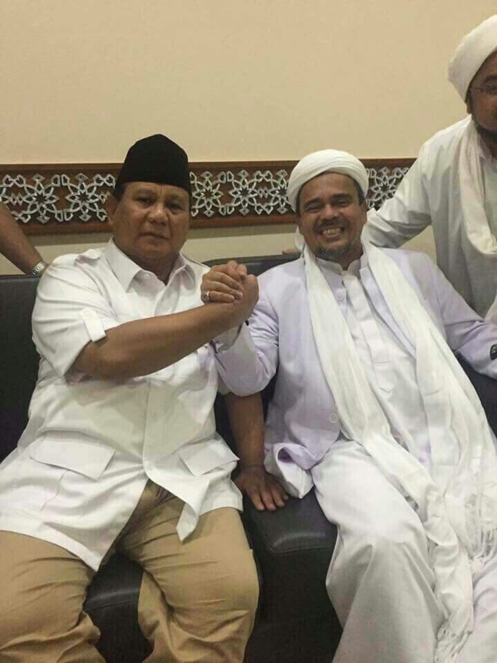 13 Foto senyum bahagia para pendukung atas kemenangan Anies-Sandi