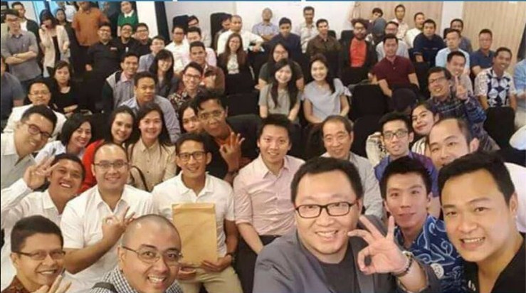 13 Foto senyum bahagia para pendukung atas kemenangan Anies-Sandi