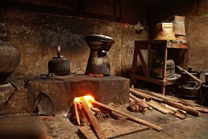 Tak ada makanan di meja, ayah ini lempar bayinya ke tungku menyala