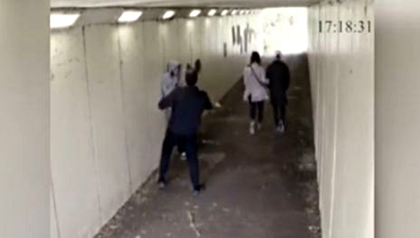 Iseng lempar rokok pada cewek, nasib dua orang ini berakhir ngenes!