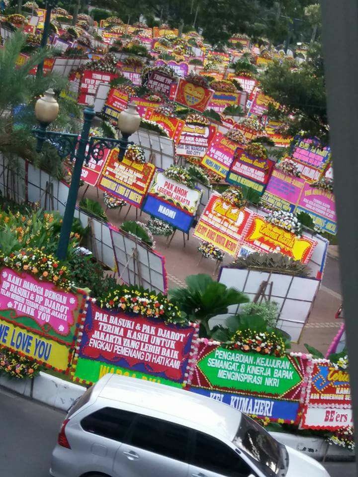 7 Potret membludaknya warga yang ingin ketemu Ahok di Balai Kota