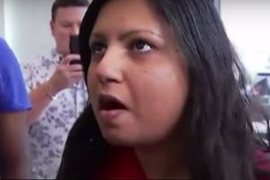  Demi hadiah mewah, cewek ini ikut lomba mencium mobil selama 50 jam