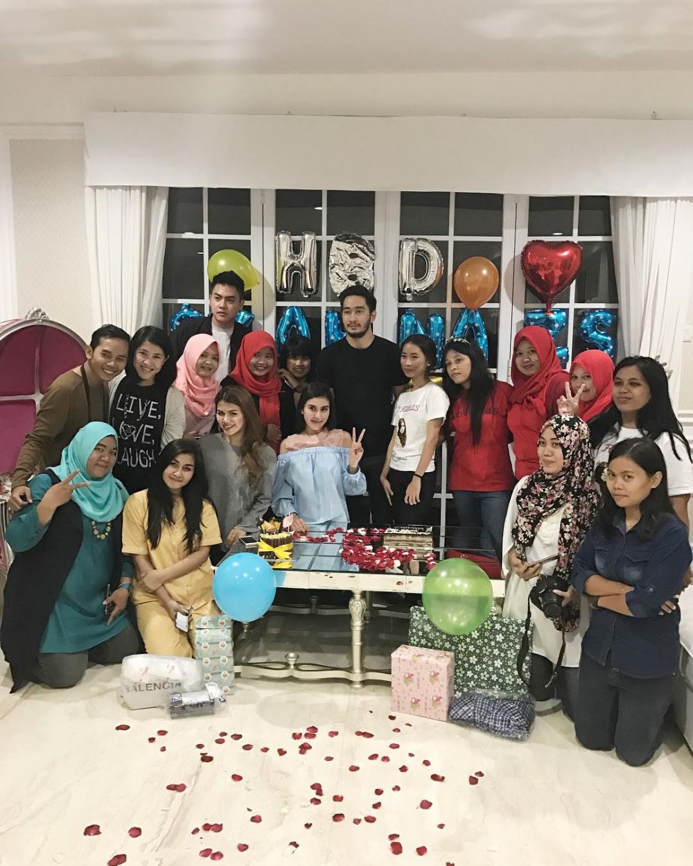 6 Artis Tanah Air ini pilih rayakan ulang tahun bareng fans, so sweet!