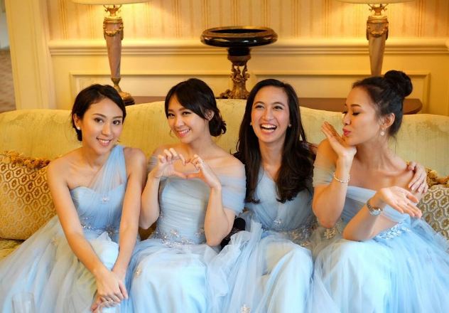 7 Foto artis cantik saat jadi bridesmaid, siapa paling menawan?