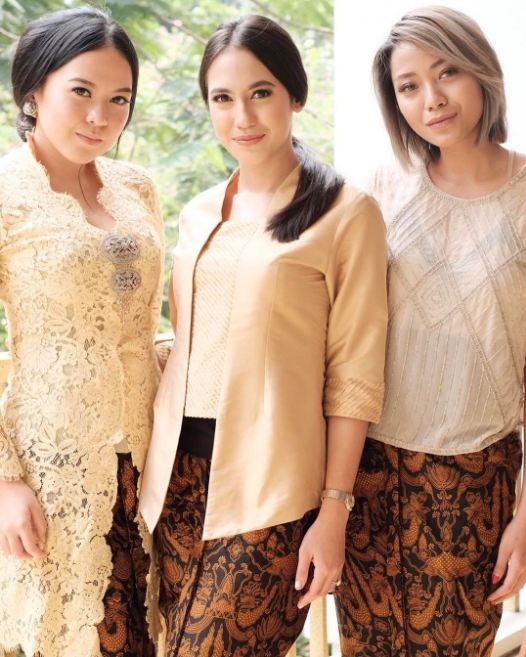 7 Foto artis cantik saat jadi bridesmaid, siapa paling menawan?