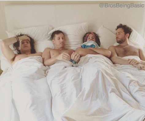 20 Momen kocak saat cowok meniru pose ala cewek, cocok nggak cyin? 