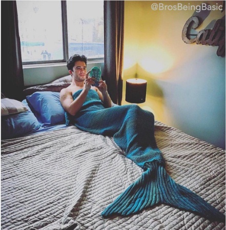 20 Momen kocak saat cowok meniru pose ala cewek, cocok nggak cyin? 