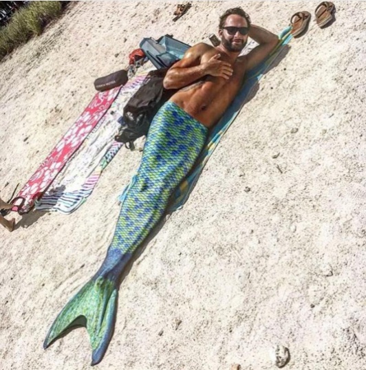 20 Momen kocak saat cowok meniru pose ala cewek, cocok nggak cyin? 