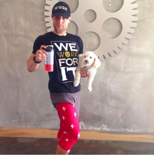 20 Momen kocak saat cowok meniru pose ala cewek, cocok nggak cyin? 