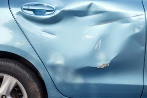 Cewek ini perbaiki mobil penyok pakai dildo, hasilnya nggak disangka