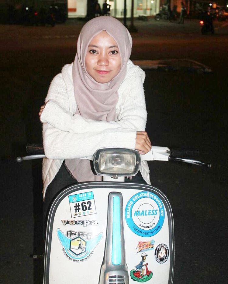 10 Potret cewek cantik pecinta Vespa, bikin cowok pengen diboncengin