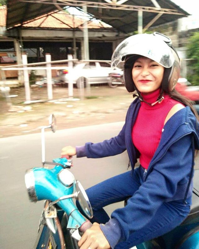 10 Potret cewek cantik pecinta Vespa, bikin cowok pengen diboncengin