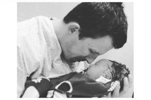 Potret sedih ayah lihat anaknya meninggal di gendongan usai dilahirkan