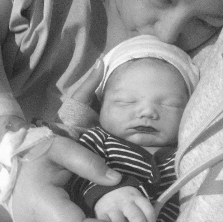 Potret sedih ayah lihat anaknya meninggal di gendongan usai dilahirkan