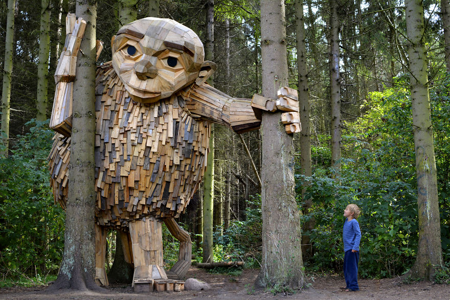 Patung raksasa ini keren tapi disembunyikan di hutan, tujuannya apa?