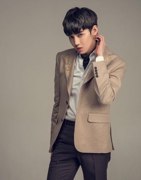 10 Foto gantengnya Edward Wen, member idol K-Pop pertama dari Jogja